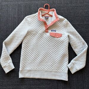 Patagonia Quilted Pullover in Light Gray with Coral Trim - women’s small